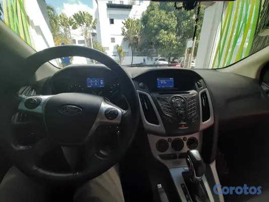 2014 Ford Focus — foto 2 / 10