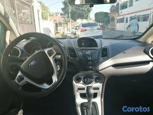 2017 Ford Fiesta — foto 8 / 10