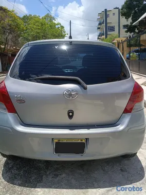 2009 Toyota Vitz — foto 2 / 10