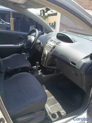2009 Toyota Vitz — foto 4 / 10