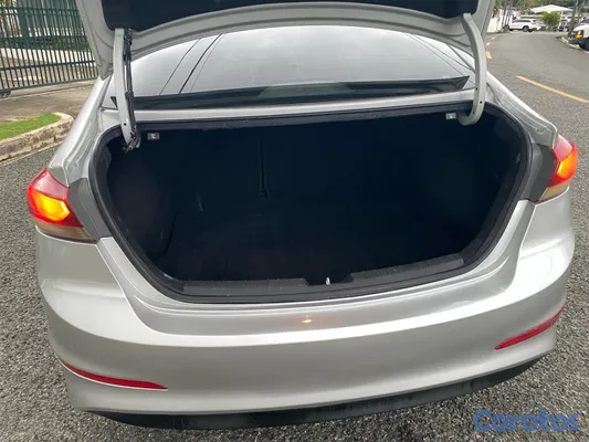 2018 Hyundai Elantra — foto 6 / 10