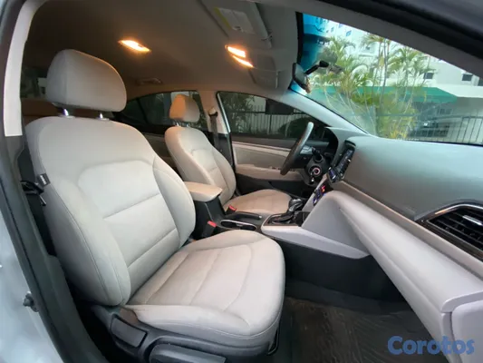 2018 Hyundai Elantra — foto 9 / 10