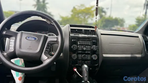 2010 Ford Escape — foto 5 / 9