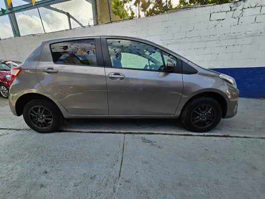 2019 Toyota Vitz — foto 5 / 10