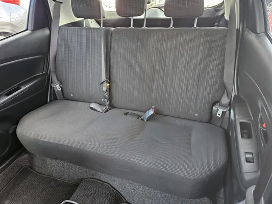 2019 Toyota Vitz — foto 8 / 10