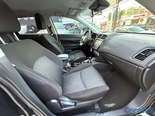 2021 Mitsubishi Outlander — foto 2 / 7