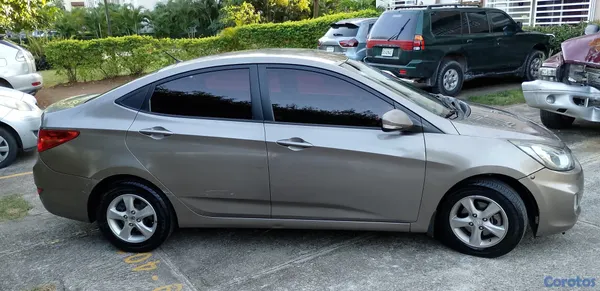 2011 Hyundai Accent — foto 2 / 6