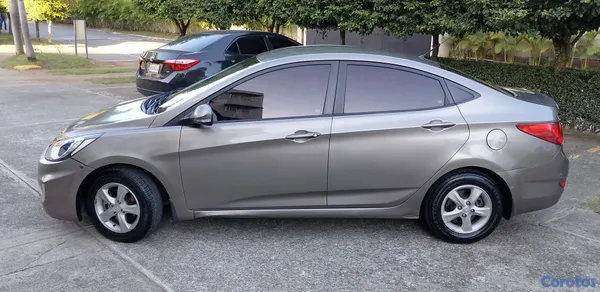 2011 Hyundai Accent — foto 3 / 6