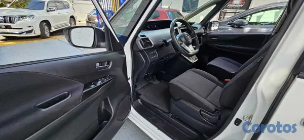 2019 Nissan Serena — foto 4 / 10
