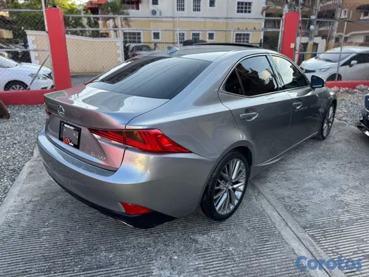 2018 Lexus Is — foto 6 / 9