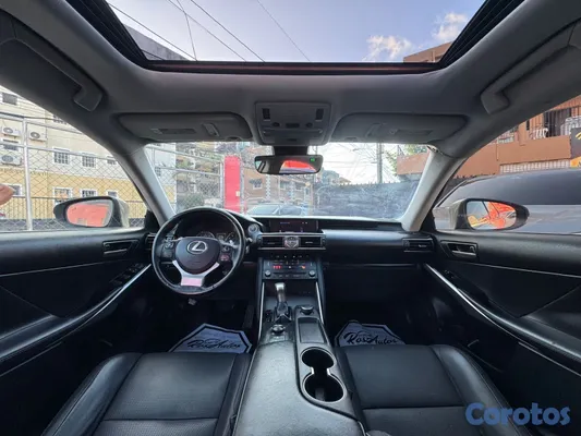 2018 Lexus Is — foto 8 / 9