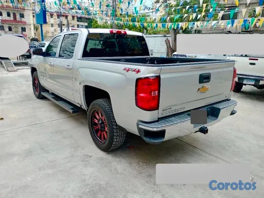 2017 Chevrolet Silverado — foto 2 / 8