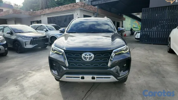 2022 Toyota Fortuner — foto 2 / 9