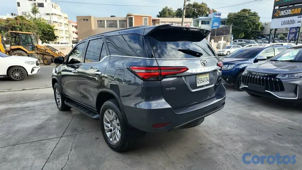 2022 Toyota Fortuner — foto 4 / 9