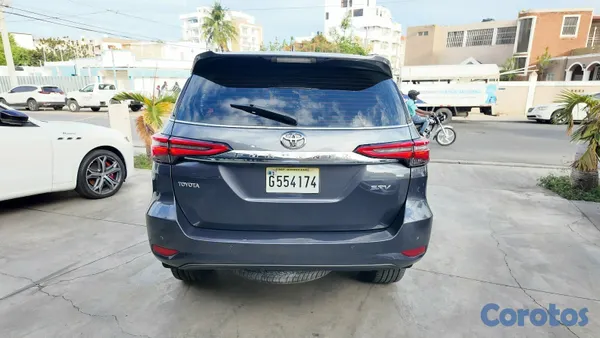 2022 Toyota Fortuner — foto 5 / 9