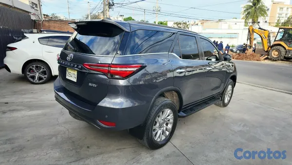 2022 Toyota Fortuner — foto 6 / 9
