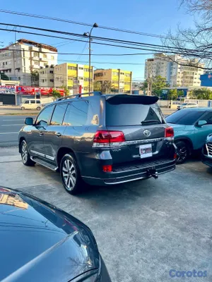 2020 Toyota Land Cruiser — foto 8 / 14
