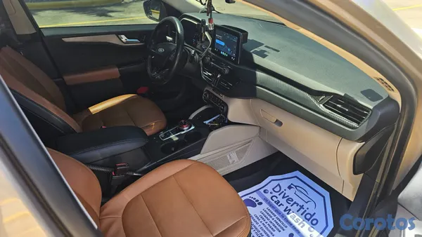 2020 Ford Escape — foto 8 / 10