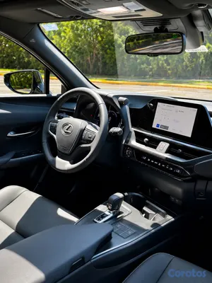 2025 Lexus UX — foto 2 / 14