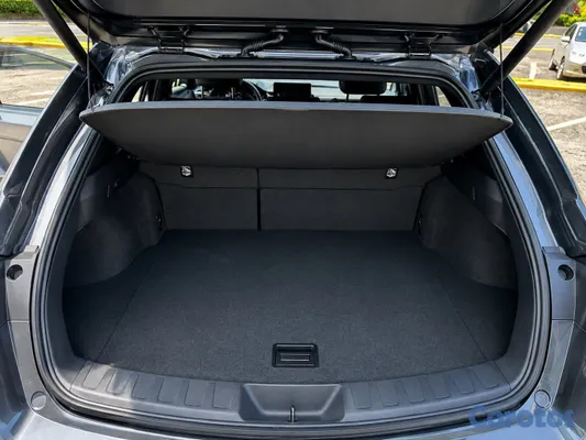 2025 Lexus UX — foto 12 / 14