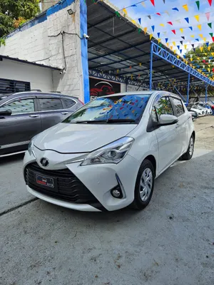 2020 Toyota Vitz — foto 2 / 10