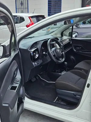 2020 Toyota Vitz — foto 6 / 10