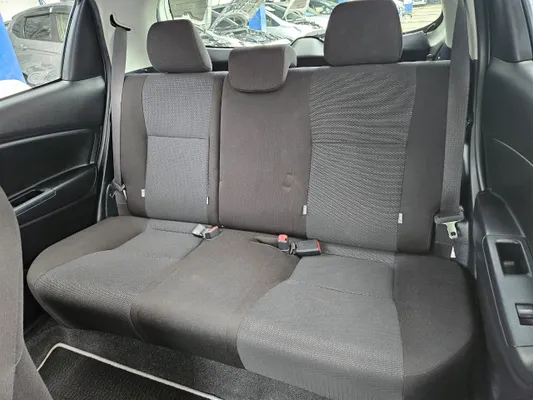 2020 Toyota Vitz — foto 8 / 10