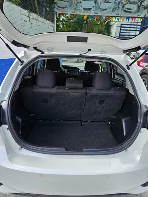 2020 Toyota Vitz — foto 9 / 10