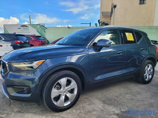 2021 Volvo XC40 Momentum — foto 2 / 10