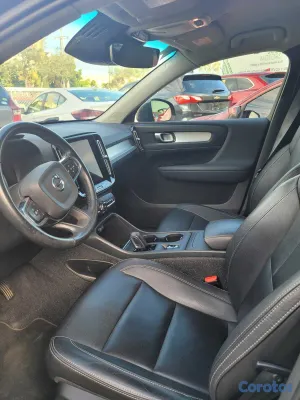 2021 Volvo XC40 Momentum — foto 8 / 10