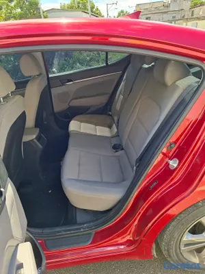 2018 Hyundai Elantra — foto 3 / 6