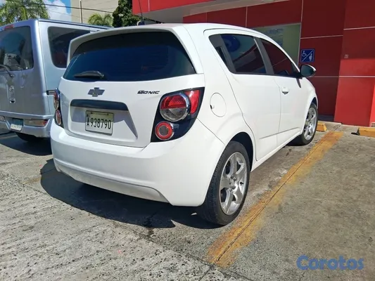 2015 Chevrolet Sonic — foto 4 / 10