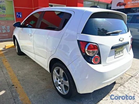2015 Chevrolet Sonic — foto 5 / 10