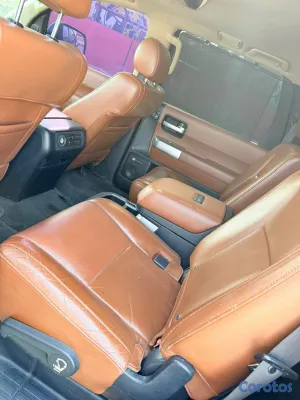 2010 Toyota Sequoia — foto 8 / 13