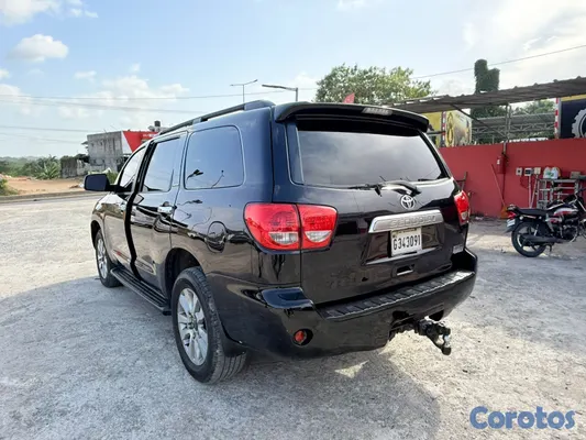 2010 Toyota Sequoia — foto 11 / 13