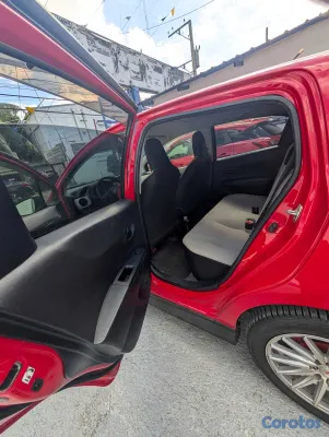 2013 Toyota Vitz — foto 8 / 14