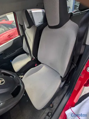2013 Toyota Vitz — foto 9 / 14