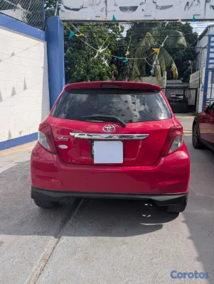 2013 Toyota Vitz — foto 10 / 14