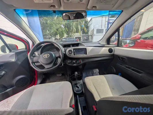 2013 Toyota Vitz — foto 11 / 14