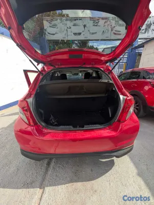 2013 Toyota Vitz — foto 12 / 14