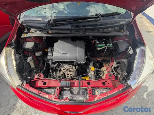 2013 Toyota Vitz — foto 13 / 14