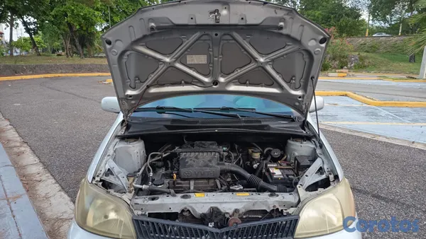 2002 Toyota Platz — foto 6 / 13