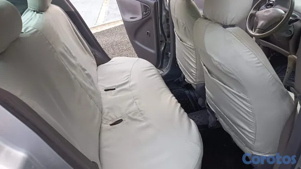 2002 Toyota Platz — foto 12 / 13