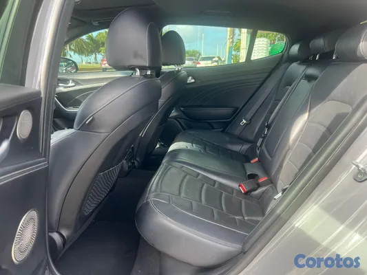 2022 Kia Stinger GT — foto 7 / 10