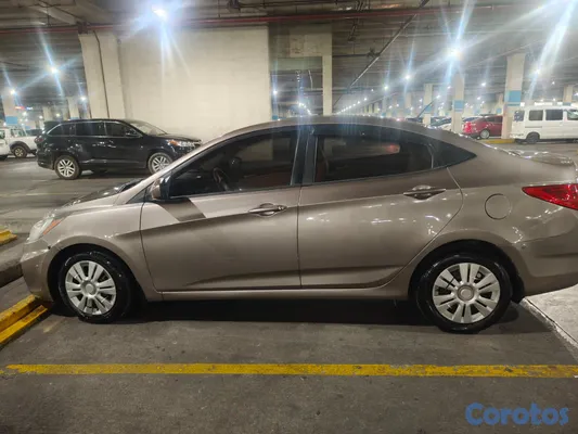 2013 Hyundai Accent — foto 2 / 4