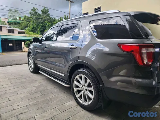 2017 Ford Explorer — foto 6 / 12