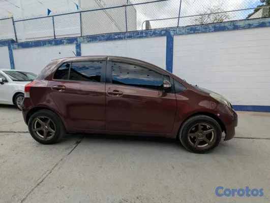 2011 Toyota Vitz — foto 2 / 15