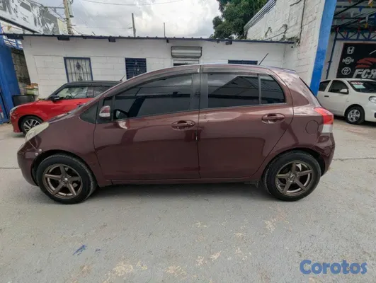 2011 Toyota Vitz — foto 14 / 15