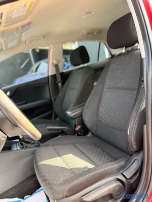 2020 Kia Rio — foto 5 / 15