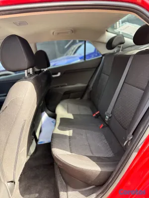 2020 Kia Rio — foto 8 / 15